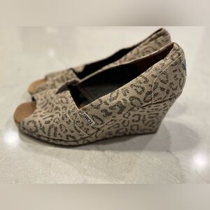 TOMS Women's Tan Snow Leopard Wedge Peep Toed Espadrilles 8.5